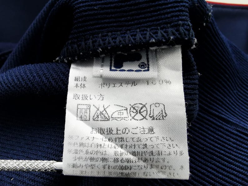 Pu&ograve; includere: Set di tre tazze in ceramica con finitura opaca e macchiettata. Le tazze sono nei toni del crema, grigio chiaro e grigio scuro. Design minimalista per caff&egrave; o t&egrave;.