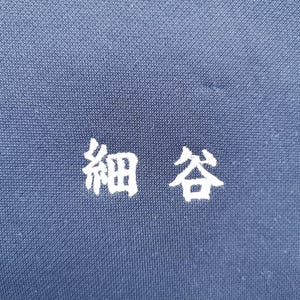 Pu&ograve; includere: Una tazza di ceramica bianca con manico nero e la scritta "But First, Coffee" in grassetto nero. La tazza &egrave; posta su uno sfondo neutro, che ne evidenzia il design semplice.