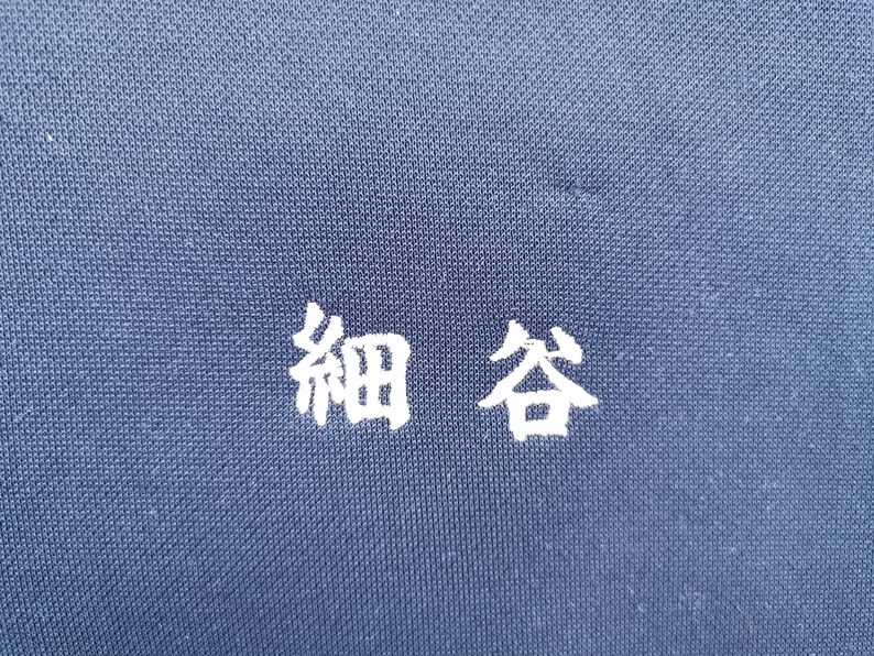 Pu&ograve; includere: Una tazza di ceramica bianca con manico nero e la scritta "But First, Coffee" in grassetto nero. La tazza &egrave; posta su uno sfondo neutro, che ne evidenzia il design semplice.