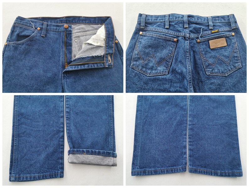 K&ouml;nnte beinhalten: Blaue Jeans aus Denim mit klassischem F&uuml;nf-Taschen-Design. Die Jeans haben einen Knopf- und Rei&szlig;verschluss, G&uuml;rtelschlaufen und das Wrangler-Markenetikett auf der Ges&auml;&szlig;tasche. Die Jeans werden aus verschiedenen Blickwinkeln gezeigt.