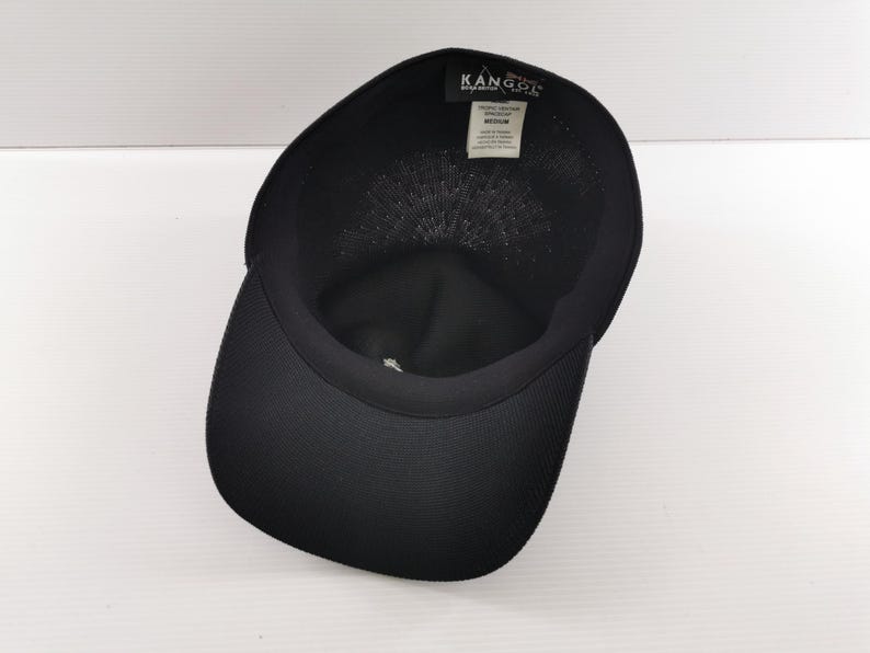 Puede incluir: Gorra de b&eacute;isbol negra con visera curva. La gorra tiene un dise&ntilde;o estructurado y presenta la marca "KANGOL" en el interior. La gorra es de talla mediana.