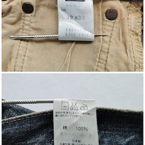 Pu&ograve; includere: Primo piano dell'interno di un paio di jeans blu. I jeans hanno un'etichetta con la scritta "EDWIN" e la taglia "32 x 33". Ulteriori etichette forniscono istruzioni per la cura e la composizione del materiale.