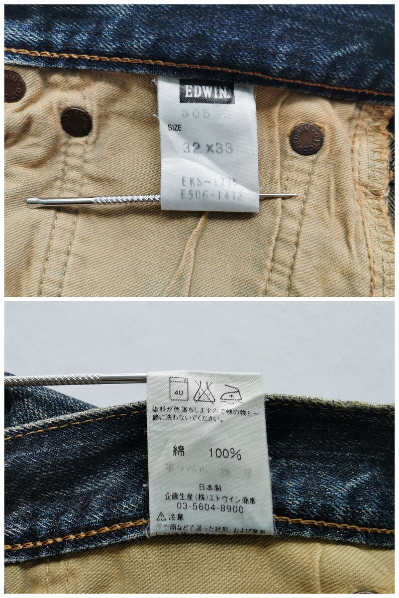 Pu&ograve; includere: Primo piano dell'interno di un paio di jeans blu. I jeans hanno un'etichetta con la scritta "EDWIN" e la taglia "32 x 33". Ulteriori etichette forniscono istruzioni per la cura e la composizione del materiale.