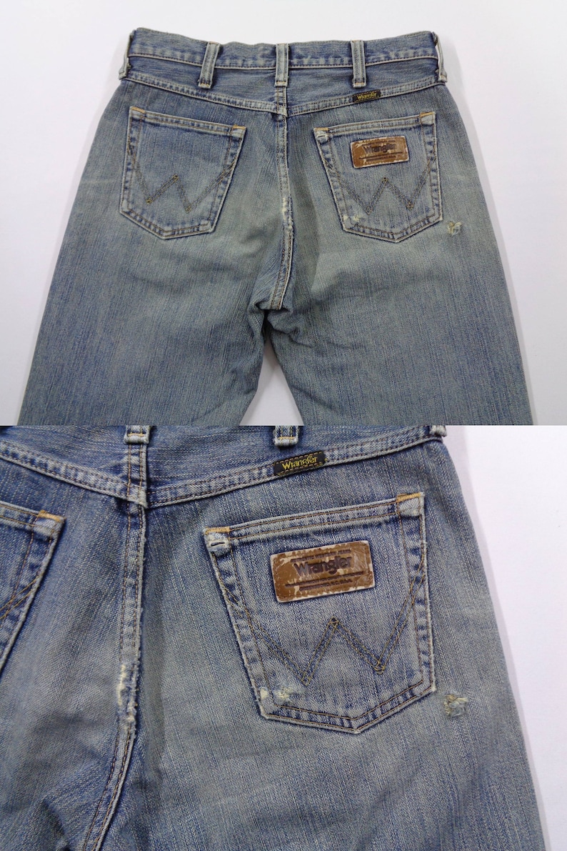 Pu&ograve; includere: Jeans blu sbiaditi con il logo Wrangler sulle tasche posteriori. I jeans hanno un classico design a cinque tasche e un aspetto usurato. Le tasche posteriori presentano le iconiche cuciture "W" di Wrangler.