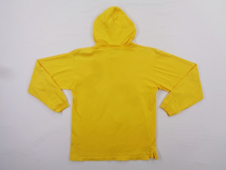 Op de afbeelding: Een felgele hoodie met lange mouwen. Het kledingstuk heeft een capuchon, lange mouwen en een rechte zoom. Het materiaal lijkt zacht en licht van gewicht, ideaal voor vrijetijdskleding. De achterkant van de trui is zichtbaar.