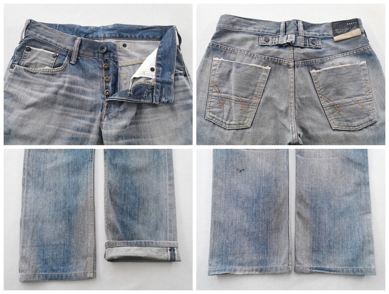 K&ouml;nnte beinhalten: Verblasste blaue Jeans mit Knopfleiste und einem einzigartigen Detail am hinteren G&uuml;rtel. Die Jeans haben ein klassisches F&uuml;nf-Taschen-Design mit sichtbaren N&auml;hten und einem Used-Look. Die Manschetten sind hochgekrempelt.