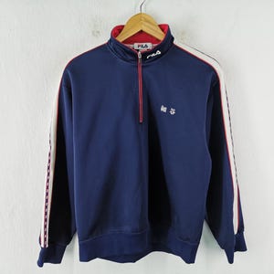 Pu&ograve; includere: Un set di tre tazze in ceramica con finitura opaca e macchiettata. Le tazze sono nei toni del crema, marrone chiaro e marrone scuro. Ogni tazza ha un design semplice e minimalista e un manico arrotondato.