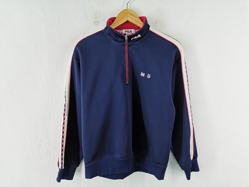 Pu&ograve; includere: Un set di tre tazze in ceramica con finitura opaca e macchiettata. Le tazze sono nei toni del crema, marrone chiaro e marrone scuro. Ogni tazza ha un design semplice e minimalista e un manico arrotondato.