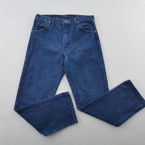 K&ouml;nnte beinhalten: Dunkelblaue Jeans mit klassischem F&uuml;nf-Taschen-Design. Die Jeans hat einen geraden Beinverlauf und besteht aus strapazierf&auml;higem Denim-Stoff. Die Jeans hat Kupfernieten und einen Knopfverschluss.