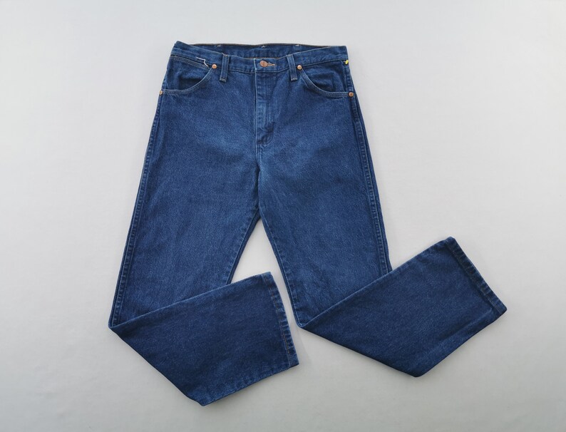 K&ouml;nnte beinhalten: Dunkelblaue Jeans mit klassischem F&uuml;nf-Taschen-Design. Die Jeans hat einen geraden Beinverlauf und besteht aus strapazierf&auml;higem Denim-Stoff. Die Jeans hat Kupfernieten und einen Knopfverschluss.