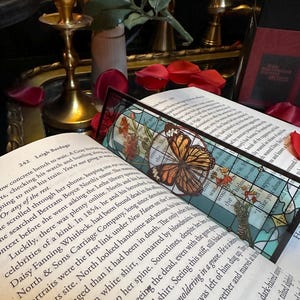 Monarchvlinder en duizendbladbloem gebrandschilderd glas bladwijzer | Bug Flower transparante handgemaakte bladwijzer | Donkergotisch ontwerp Suncatcher