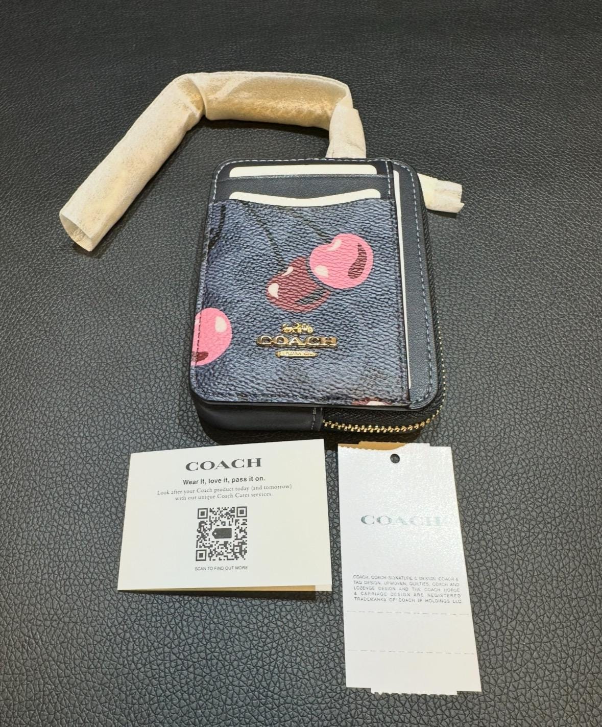 【Coach】Essential Card Case With Cherry Print ◆国内発送◆ Coach Zip Card Case With Cherry Print | Brixton Baker