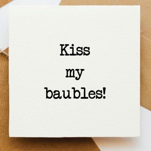 Cartolina di Natale Kiss my baubles, Natale innamorato, Natale sfacciato, impertinente, flirtante, Natale romantico, biglietto per lei, fidanzata Natale,