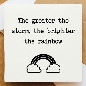 Plus la tempête est forte, plus l'arc-en-ciel est lumineux. carte, carte de voeux, carte positive, carte pour elle, carte pour lui, carte optimiste, carte pour eux
