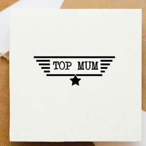 Tarjeta Top Mum, tarjeta para mamá, fan de topgun, tarjeta del día de la madre, mejor mamá, mamá genial, tarjeta de cita de película, Tom Cruise, tarjeta para ella, cumpleaños de mamá