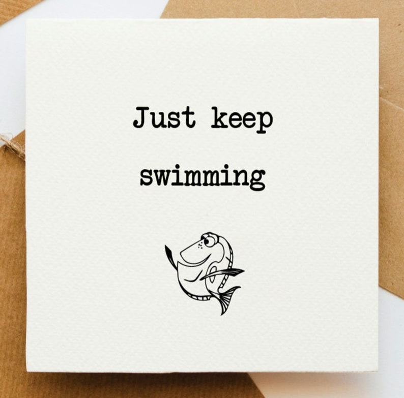 Puede incluir: Una tarjeta blanca con texto negro que dice "Just keep swimming" y una ilustraci&oacute;n de un pez de dibujos animados en blanco y negro.