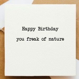Carte d'anniversaire freak of nature, carte d'anniversaire drôle, carte pour elle, carte pour lui, carte d'anniversaire idiote, carte humoristique, carte d'anniversaire d'un ami,