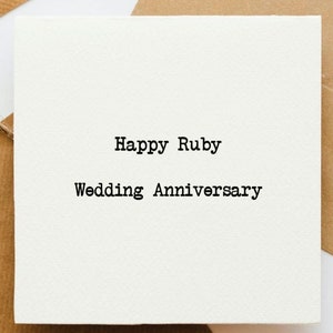Può includere: Un biglietto bianco con testo nero che dice "Happy Ruby Wedding Anniversary".