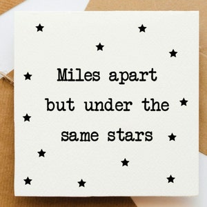 A des kilomètres l'un de l'autre mais sous les mêmes étoiles, carte pensée à vous, carte optimiste, carte positive, carte pour elle, carte pour lui, carte pour ami