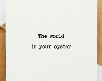 Könnte beinhalten: Eine weiße Karte mit dem Text "The world is your oyster" in schwarzer Schreibmaschinenschrift.