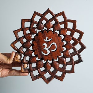 Kronchakraskulptur, Sahasrara Chakra i trä, antik staty, träsnideri, mandala-väggdekor, hängande staty, rumsdekor, present till mamma bild 1