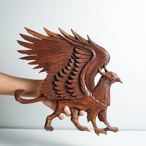 Hölzerne Griffin-Skulptur, Holzschnitzerei, Gryphon-Wanddekor, mythische Geschöpffigur, handgefertigt, handgemachtes Dekor, Geschenk für Vater