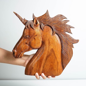 Hölzerne Einhornkopf-Wandfigur, handgeschnitzt, Pferd, Wanddekor, Wandbehänge, Wandkunst, mythische Kreatur, Tierdekor, besonderes Geschenk