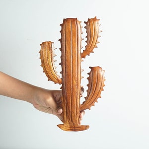 Kaktus-Wanddekor, Holzkaktus, Kaktus hängend, Bürodekor, einzigartige Statue, Raumdekor, Holzschnitzerei, Wohndekor, Geschenk für Großeltern