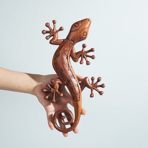 Gecko Wall Decor, Wall Hangings, Animal Art, Wooden Statue, Art, Wood Carving, House decor, Office Decor, Handmade Statue, Gift for Sister