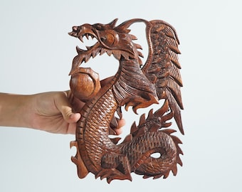 木製の龍が玉を持っている壁掛けアート、中国の龍、神秘的な動物