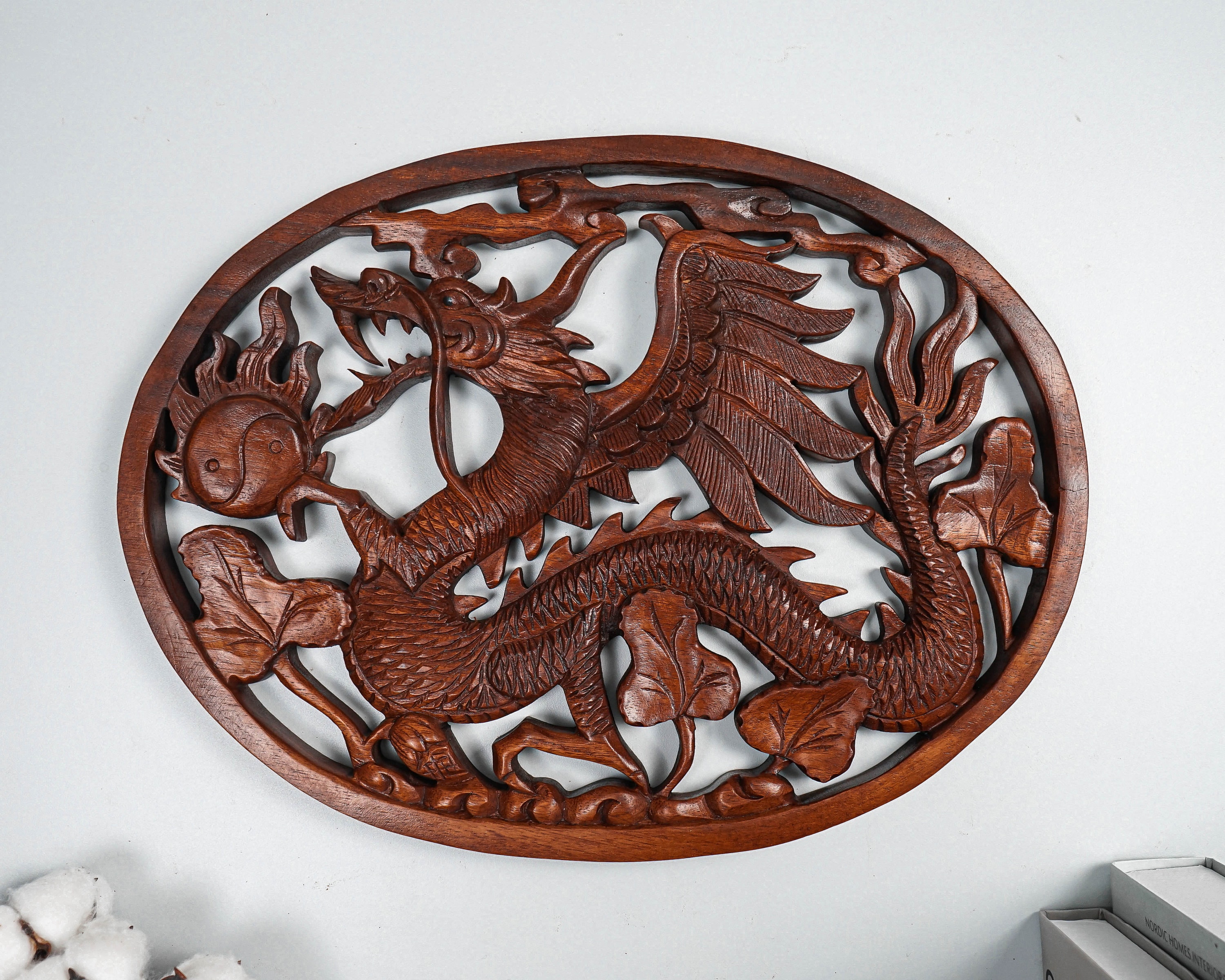 龍図 手描きペイント 木製アート 一枚板 和モダン オブジェ 壁掛け インテリア 木製龍像、壁掛けアート、中国龍、神秘的な動物、木彫り、アート作品