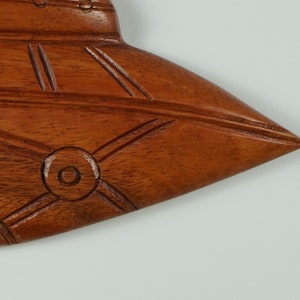 Peut inclure: Une sculpture en bois d'une soucoupe volante avec des d&eacute;tails complexes. La soucoupe est faite d'un bois riche brun rouge&acirc;tre et a une finition lisse et polie.