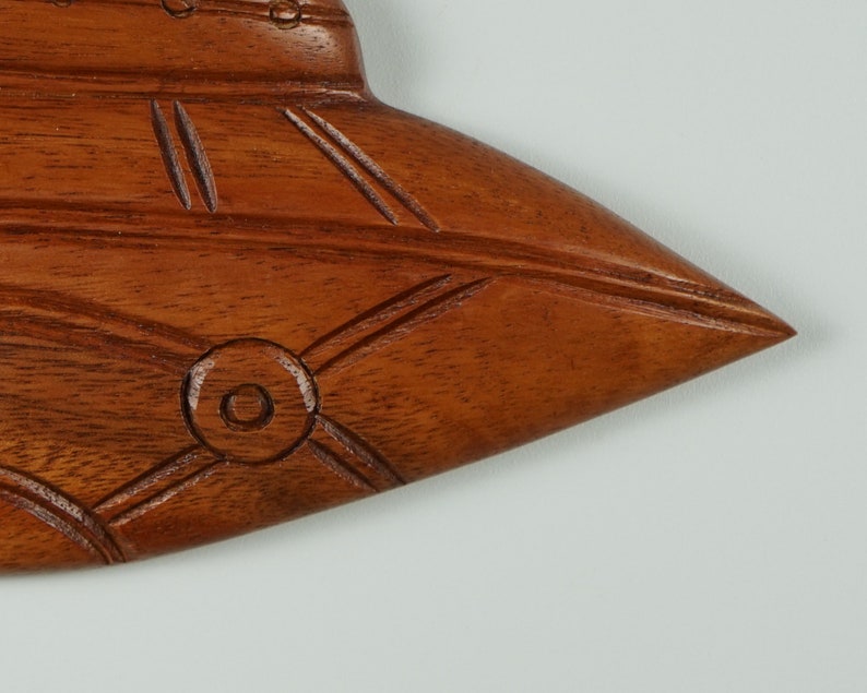 Peut inclure: Une sculpture en bois d'une soucoupe volante avec des d&eacute;tails complexes. La soucoupe est faite d'un bois riche brun rouge&acirc;tre et a une finition lisse et polie.