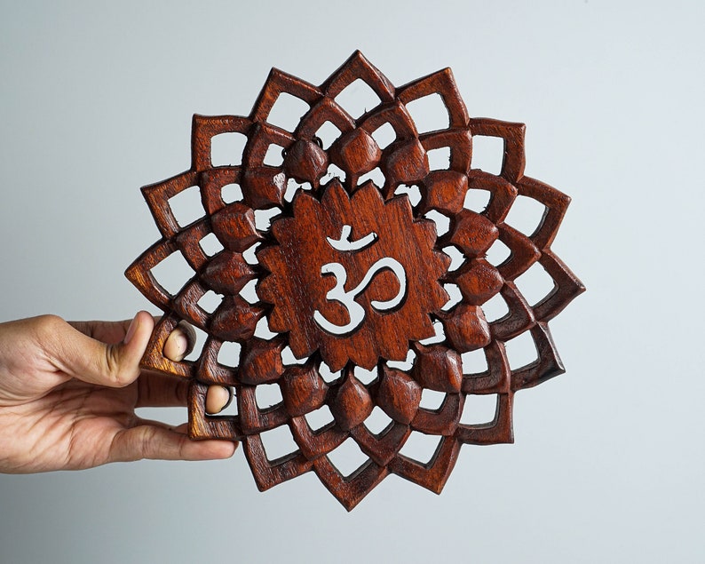 Kronchakraskulptur, Sahasrara Chakra i trä, antik staty, träsnideri, mandala-väggdekor, hängande staty, rumsdekor, present till mamma bild 1