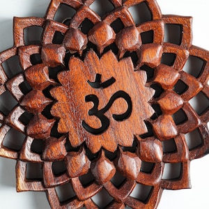 Kronchakraskulptur, Sahasrara Chakra i trä, antik staty, träsnideri, mandala-väggdekor, hängande staty, rumsdekor, present till mamma bild 6