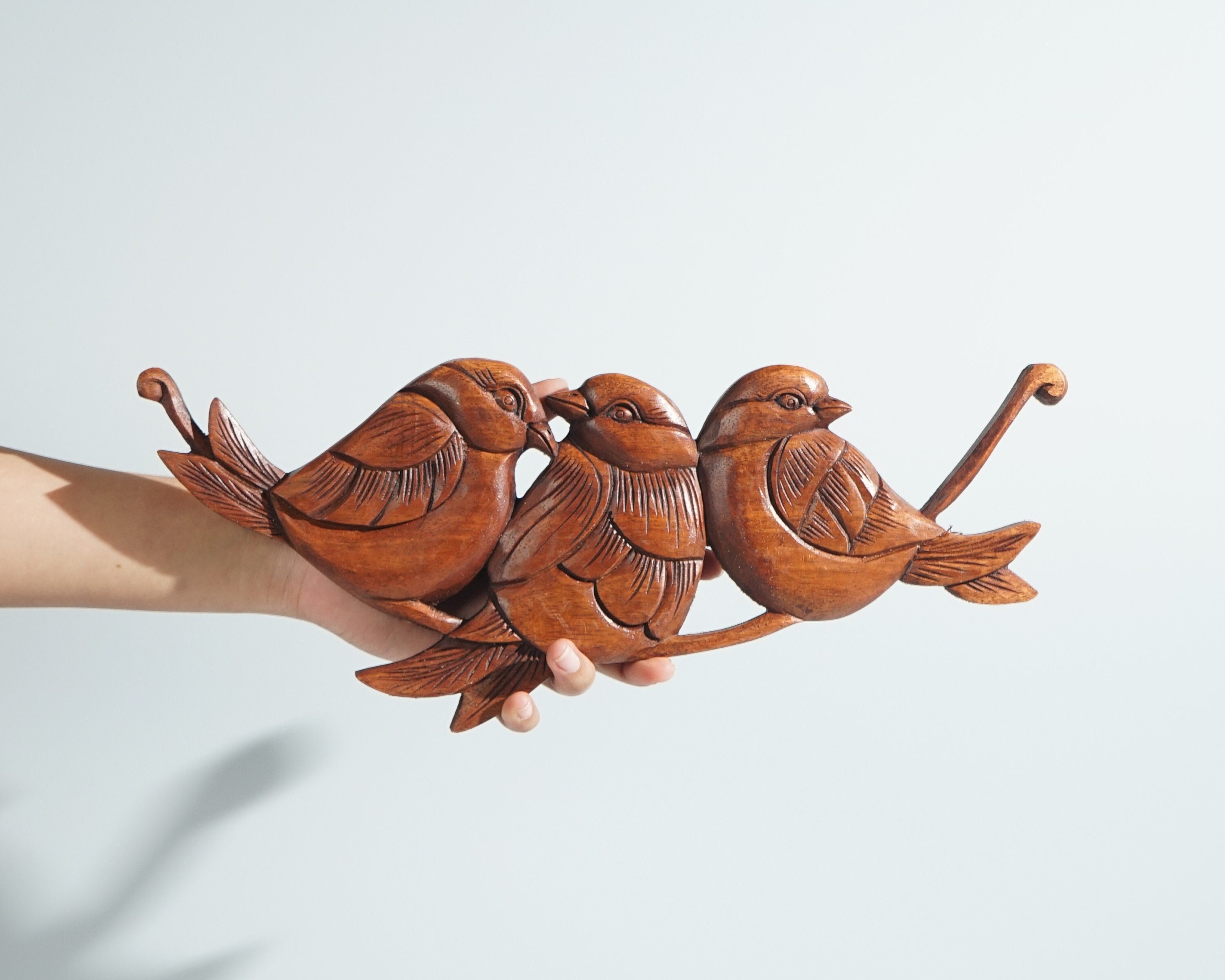 Decoración de pared con tres pajaritos en la rama de un árbol, arte mural, estatua de madera, decoración tropical, decoración de boda, escultura hecha a mano, regalo de Navidad.