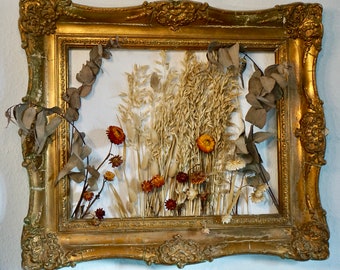 Droogbloemen in een gouden houten fotolijstje. Antiek cadeau-idee met droogbloemen, handgemaakt, uniek fotocollage bloemstuk