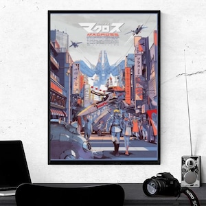 Puede incluir: Un póster enmarcado con una ilustración de estilo anime. La obra de arte representa una ciudad futurista con edificios altos, aviones y personajes. El póster tiene la palabra "MACROSS" en la parte superior, en caracteres japoneses.