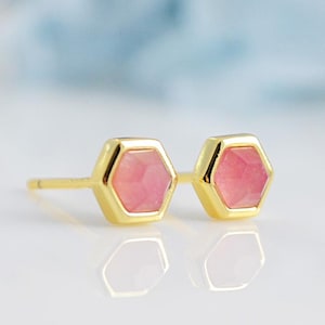 Zeshoekige robijnrode oorbellen, natuurlijke robijnrode sieraden, 925 sterlingzilver, vergulde stekers, geometrische minimale oorbellen, cadeau voor haar