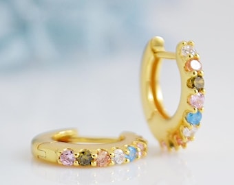 Boucles d'oreilles Huggie CZ multicolores, argent sterling 925 plaqué or, petites créoles en zircone cubique arc-en-ciel, bijoux délicats de tous les jours