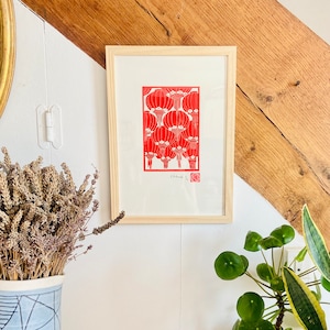 Grabado en linóleo artesanal en azul - Faroles rojos japoneses - Mar - Linograbado - Regalo original - Hecho a mano - Arte contemporáneo - Lámina artística