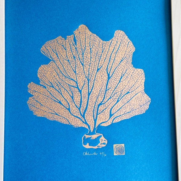 Linogravure artisanale - CORAIL GORGONE sur papier bleu pétrole - 30x40 - Edition limitée-Cadeau original-Estampe d'art-Art mural