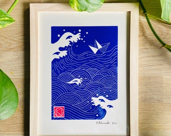 Incisione su linoleum fatta a mano Blu oltremare - 18x24 cm - Piccola barca tra le onde - Bretagna -Linoprint - Regalo-Fatto a mano-Arte-Artigianale