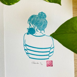 Handgefertigter Linolschnitt Blau - In der Halsmulde - Bretagne - Linoldruck - Zeitgenössische Kunst - Natur - Einzigartiges Geschenk - Limitierte Auflage - Kunstdruck