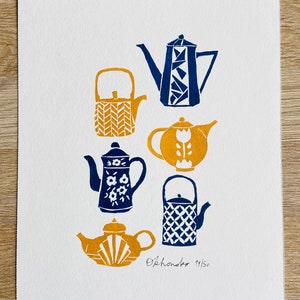 Linograbado artesanal - Teteras vintage azules y amarillas - Flores -Linoprint-Decoración de cocina-Regalo original- Edición limitada - Impresión de arte
