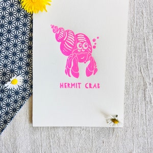 Linograbado Little Neon Pink Hermit Bernard - Bretaña -Linoprint-Regalo original-Impresión de arte-Impresión de arte-Ilustración minimalista