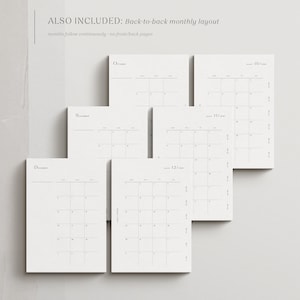 K&ouml;nnte beinhalten: Eine Sammlung undatierter Monatskalenderseiten in minimalistischem Design. Die Seiten sind f&auml;cherartig angeordnet, mit den Monaten Oktober, November und Dezember. Der Text "ALSO INCLUDED: Back-to-back monthly layout" steht oben.