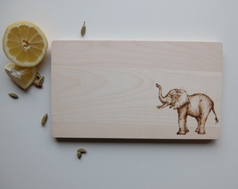 Tabla de merienda con bebé elefante