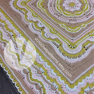 Pode incluir: Uma manta de croch&ecirc; com um padr&atilde;o circular no centro. A manta &eacute; feita com fio marrom, branco, rosa e verde. A manta tem uma borda festonada.