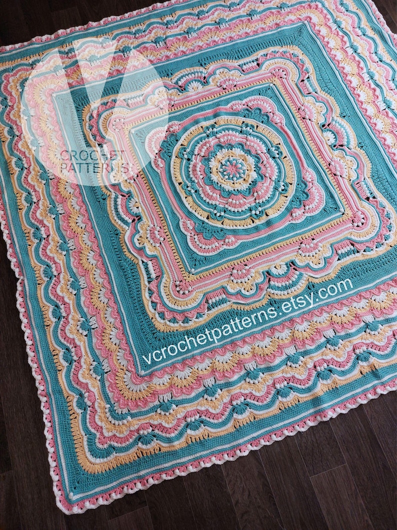 Pode incluir: Uma manta de croch&ecirc; com um grande quadrado complexo multicolorido no centro. O quadrado &eacute; rodeado por uma s&eacute;rie de quadrados menores e bordas festoneadas em tons de turquesa, rosa, amarelo e branco. O texto "vcrochetpatterns.etsy.com" &eacute; vis&iacute;vel no canto inferior direito.